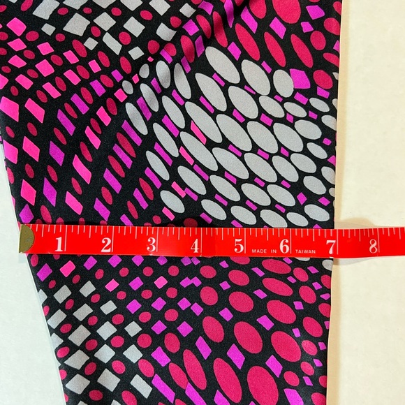 HUE Capri stretchy pant. Multi colors - Picture 11 of 11